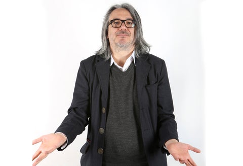 El locutor deportivo respondió las curiosas respuestas con su tono cargado de sarcasmo.