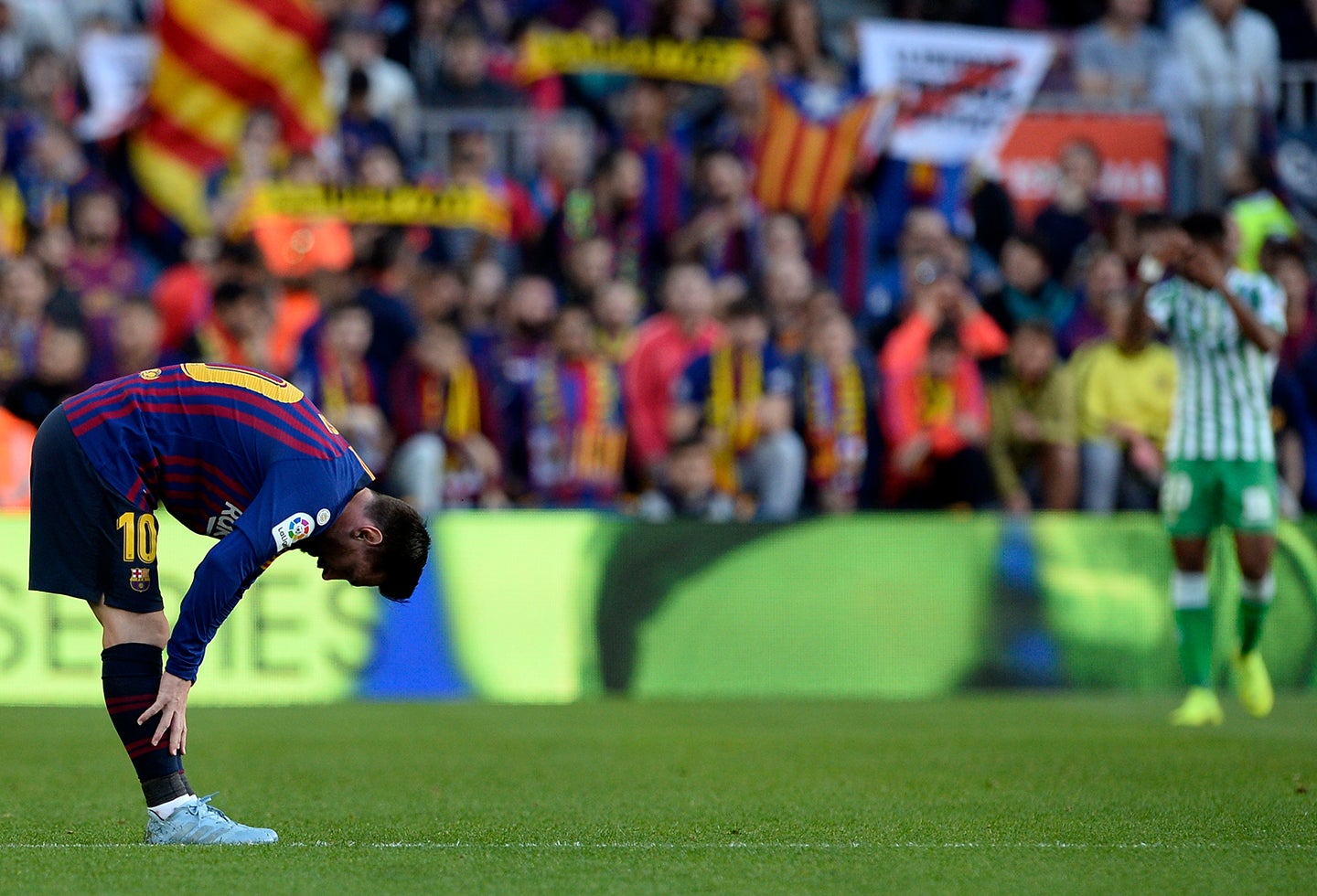 Lionel Messi, en acción ante el Betis en el Camp Nou