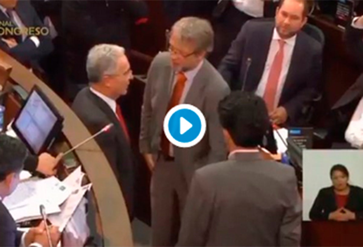 Los senadores Álvaro Uribe, Antanas Mockus y Alberto Castilla en el ejercicio de confianza hecho en el Congreso de la República, en Bogotá