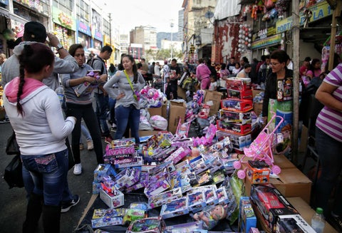 Venta de juguetes en Navidad en el centro de Bogotá