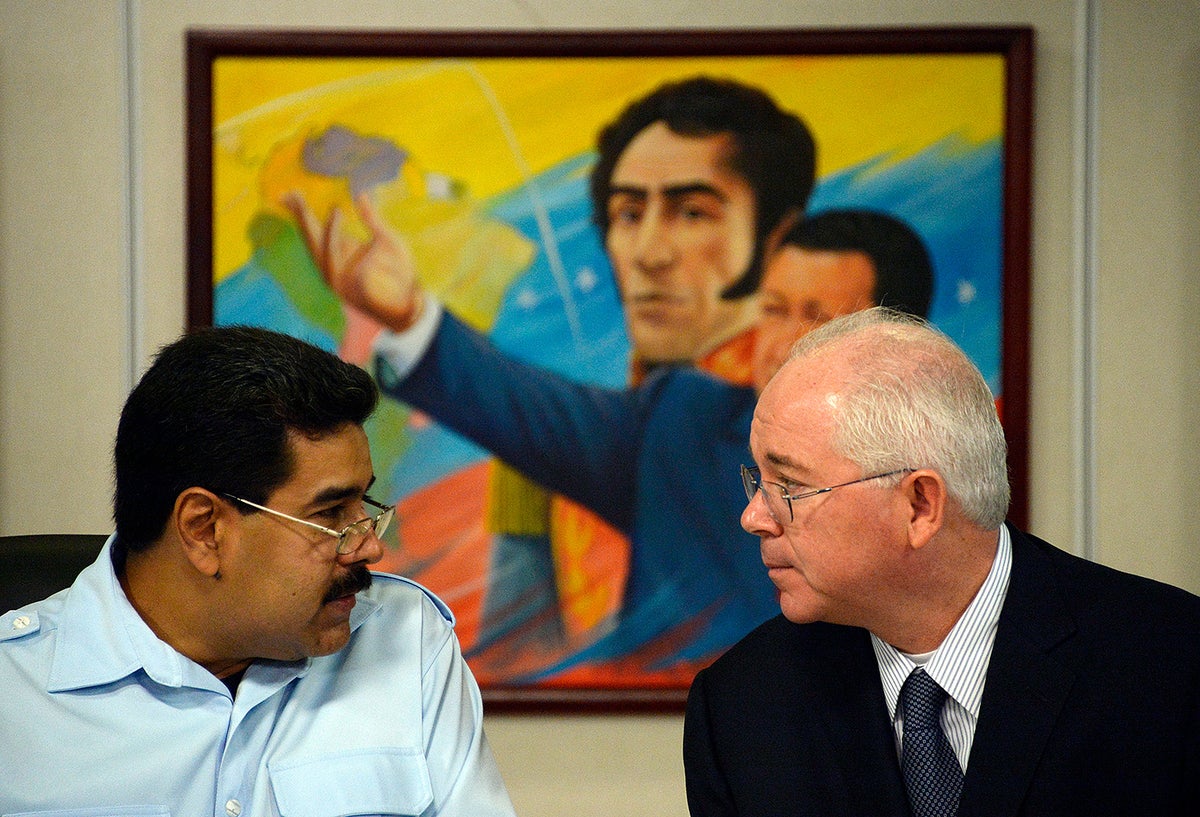 Nicolás Maduro, presidente de Venezuela, junto a Rafael Ramírez, expresidente de Petróleos de Venezuela, el 15 de noviembre de 2013 en Caracas. Al fondo un cuadro con el libertador Simón Bolívar y con Hugo Chávez, expresidente de los venezolanos