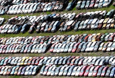 Vehículos conservados en un parqueadero de Bogotá