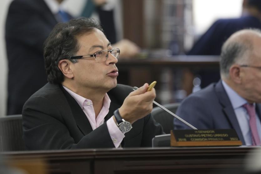 Gustavo Petro anuncia que el primero que se debe enderezar es el expresidente Álvaro Uribe.
