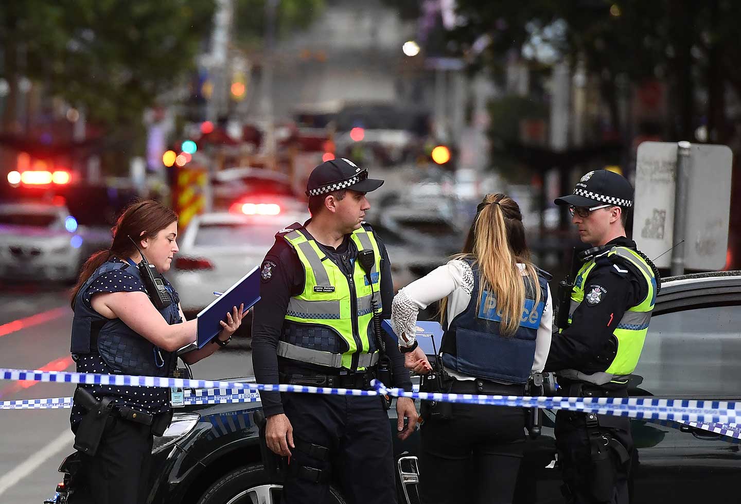 Policía de Melbourne atiende tragedia por ataque con puñal