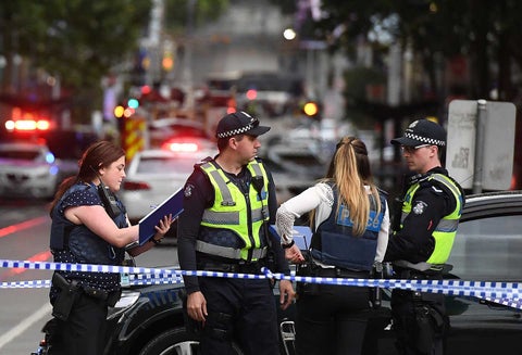 Policía de Melbourne atiende tragedia por ataque con puñal