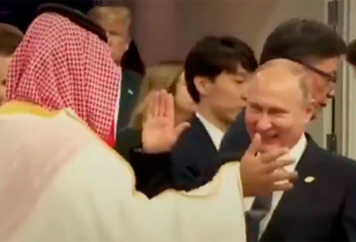 Mohamed bin Salmán, príncipe heredero saudí, saludando en Buenos Aires (Argentina) a Vladimir Putin, presidente ruso