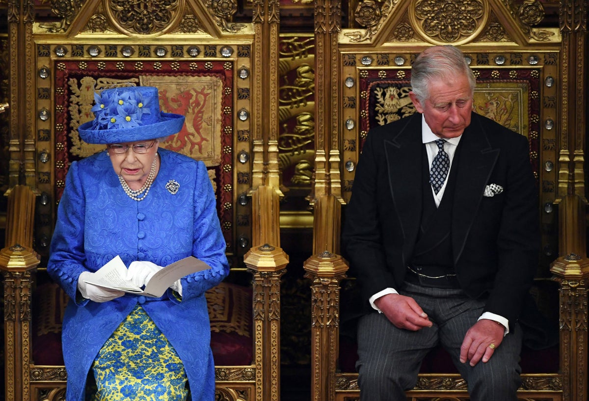 La Reina Isabel II y Príncipe Carlos, sucesor al trono.