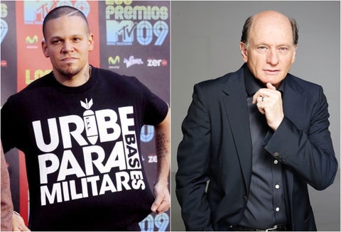 René Pérez Joglar, más conocido como Residente, con la camiseta que portó en 2009 en los Premios MTV, en Los Ángeles (Estados Unidos). A la derecha, el empresario y mánager Fernán Martínez