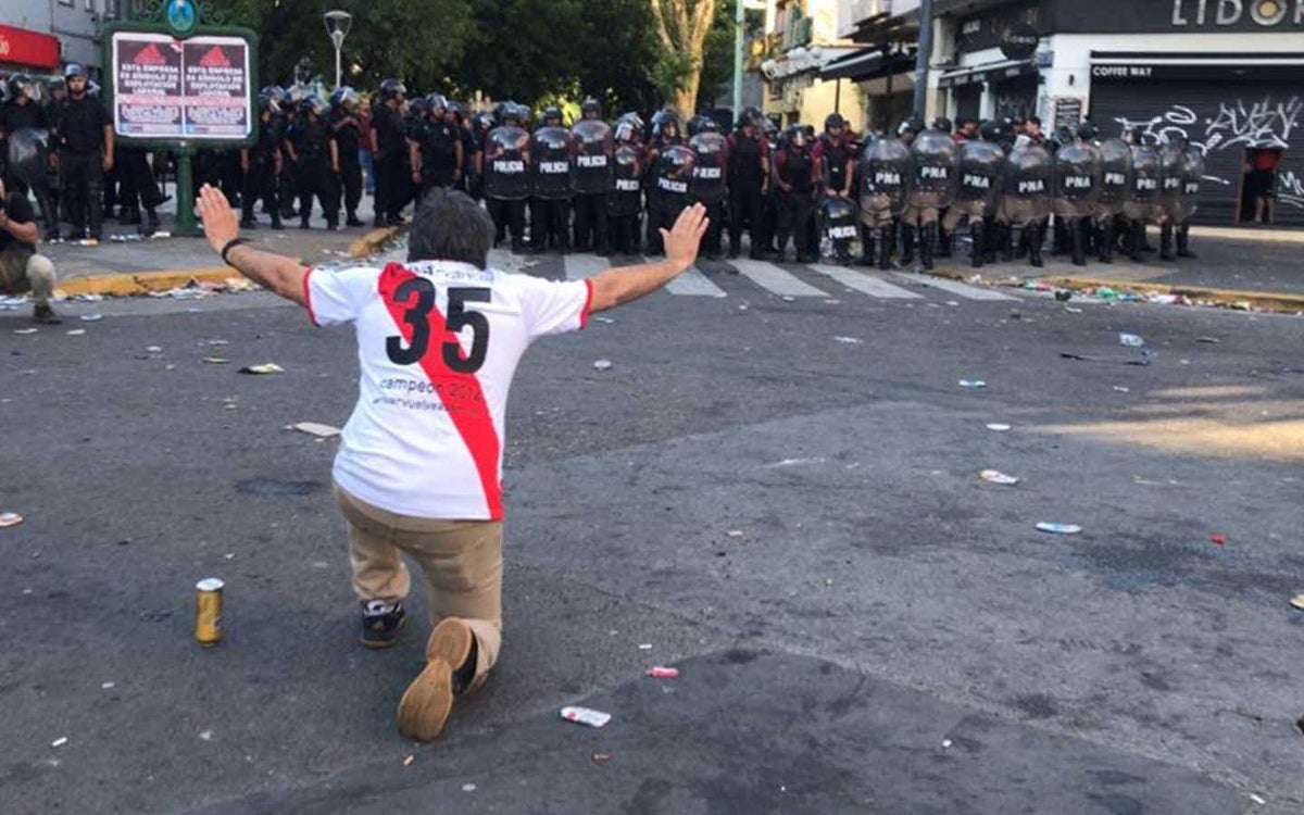 Enfrentamientos durante el día de la final aplazada de la Libertadores