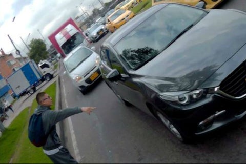 El robo de vehículos con "tiene una llanta pinchada"