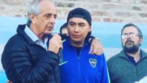 Rodolfo D’onofrio, presidente de River Plate con un hincha de Boca Juniors antes de la final de la Copa Libertadores