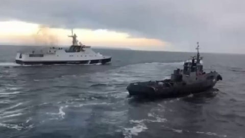 Barcos rusos atacan navíos ucranianos