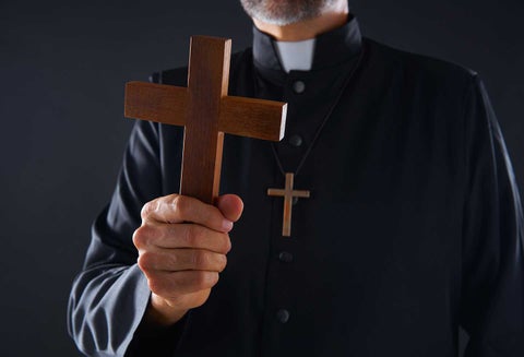 Sacerdote realizando un exorsismo