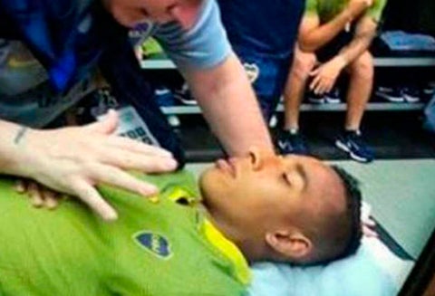 Sebastián Villa siendo atendido por personal de Boca