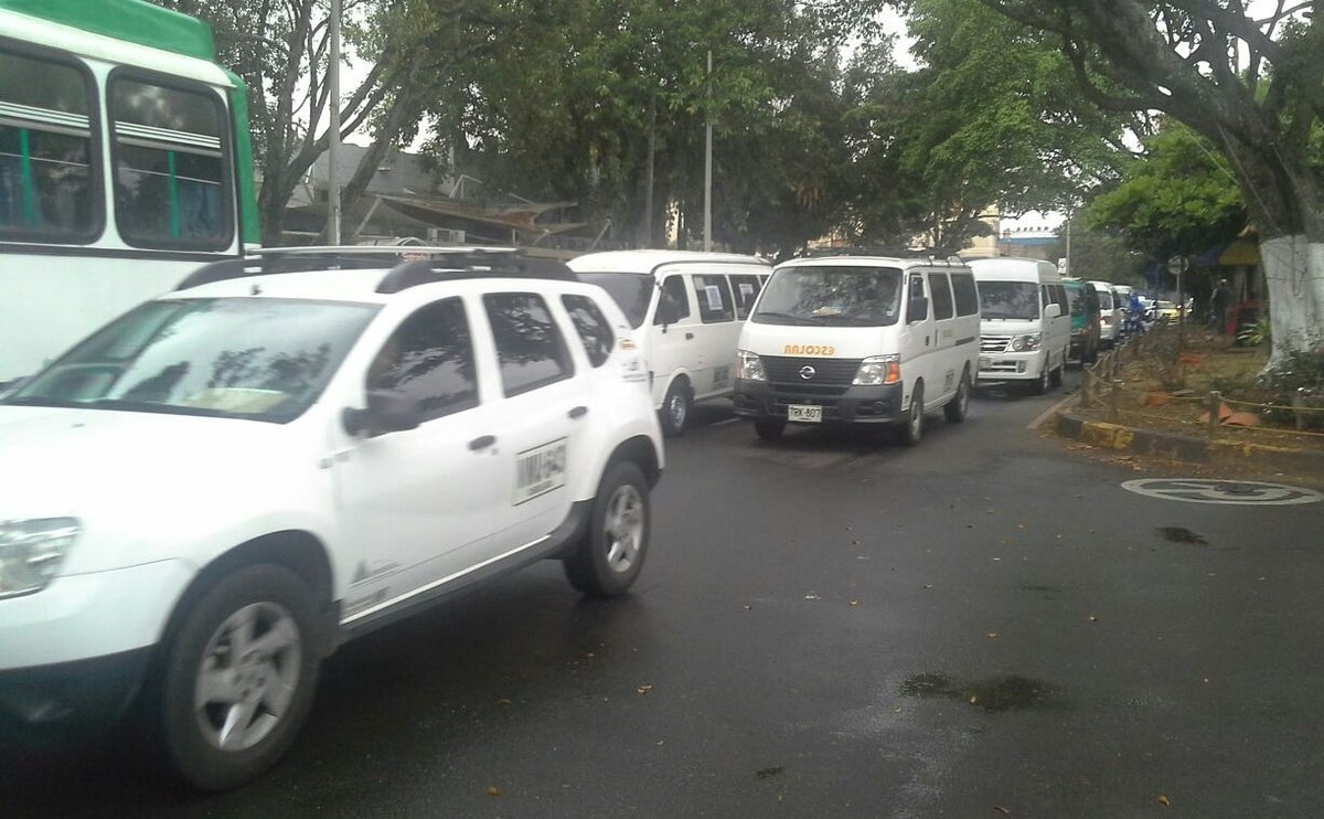 Entre 300 y 400 vehículos de transporte público se movilizan en este jueves desde cinco puntos de Cali.