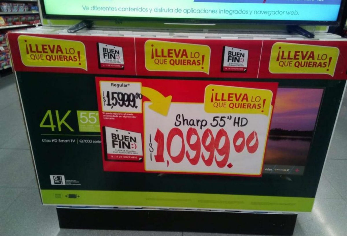 Los televisores en oferta en el Walmart Toreo de México