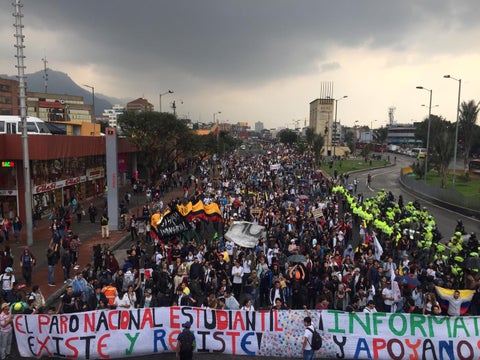 Marcha de estudiantes en la Autopista Norte de Bogotá