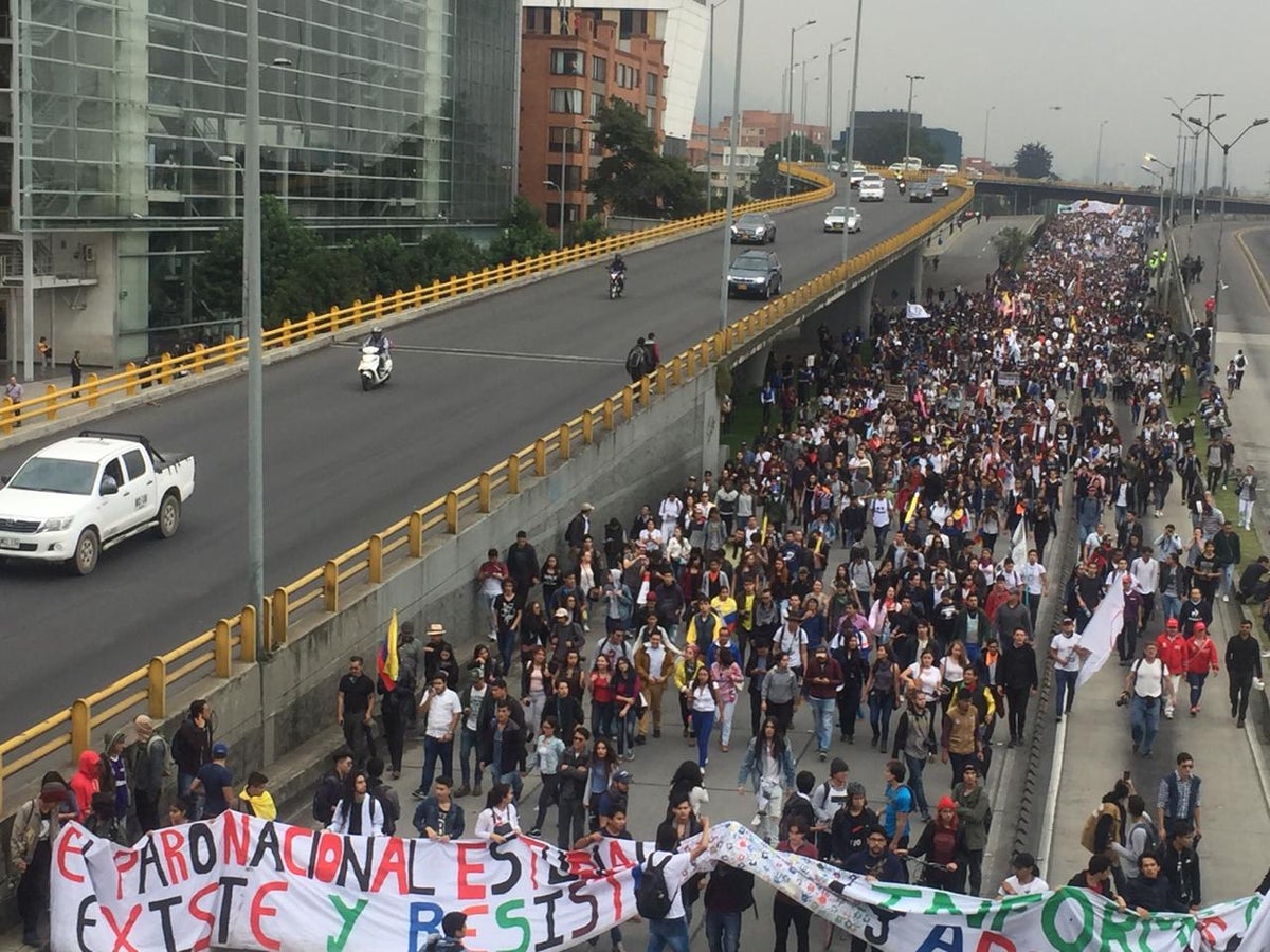 Multitudinaria marcha de estudiantes en Bogotá
