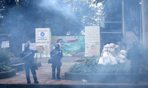 Más de 50 uniformados del grupo antimotines controlaron a los manifestantes que arrojaron piedras y bombas incendiarias.