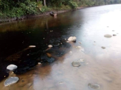 Contaminación con petróleo en ríos de Boyacá y Arauca