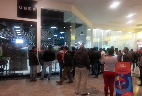 Plantón en oficinas de Uber en Bogotá
