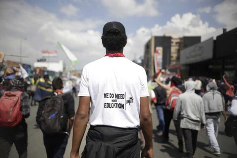 Miles de estudiantes llevaron a cabo la marcha número sexta en el país por mayor presupuesto para la educación superior.