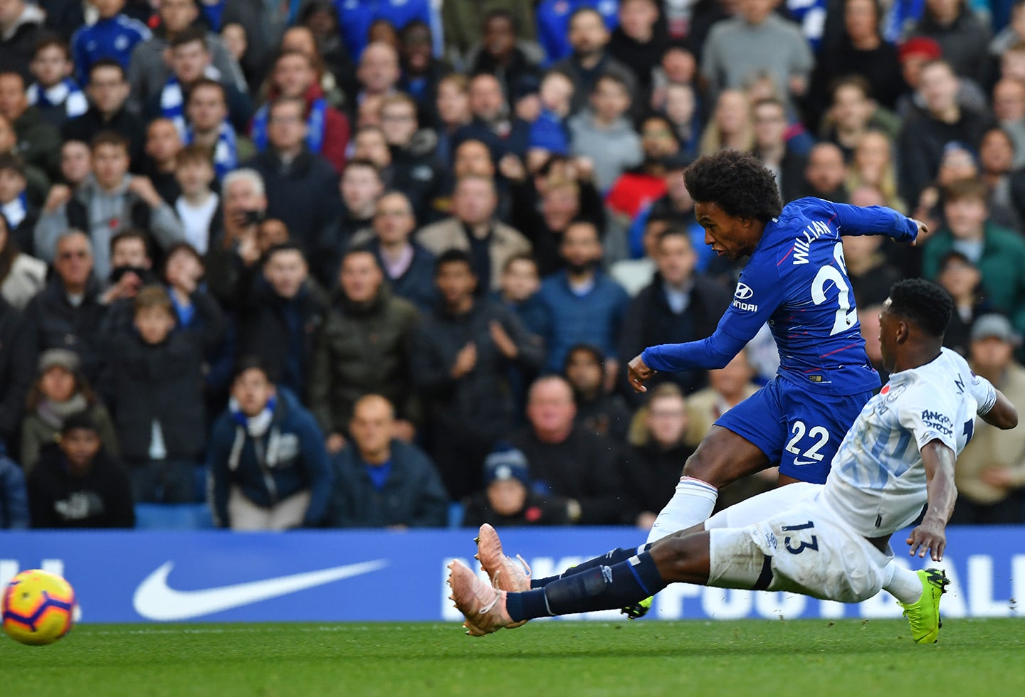 Yerry Mina, en acción ante Willian en el Stamford Bridge, en Londres