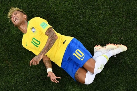 El delantero brasileño Neymar reacciona después de ser abordado por el mediocampista suizo Valon Behrami durante el partido de fútbol del Grupo E de la Copa Mundial de Rusia 2018 entre Brasil y Suiza en el Rostov Arena en Rostov-On-Don el 17 de junio de 2018.