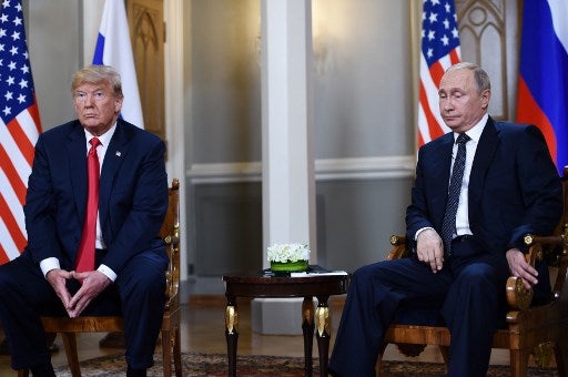 El presidente ruso Vladimir Putin (R) y el presidente estadounidense Donald Trump asisten a una reunión en Helsinki, el 16 de julio de 2018.