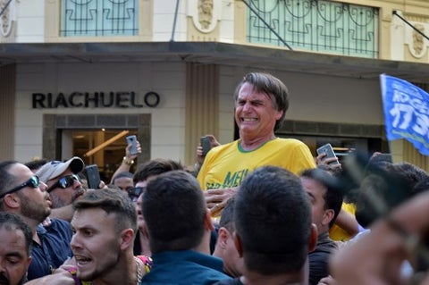 El candidato presidencial brasileño de derecha Jair Bolsonaro gesticula después de ser apuñalado en el estómago durante un mitin de campaña en Juiz de Fora, estado de Minas Gerais, en el sur de Brasil, el 6 de septiembre de 2018. Frontrunner Bolsonaro fue atacado con un cuchillo mientras hacía campaña, pero Escapó con heridas leves, dijo su hijo.