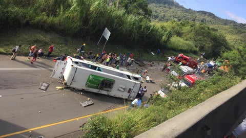 de 3 muertos y por lo menos 15 personas heridas dejó un accidente de tránsito donde se vio involucrado un bus intermunicipal en la vía Buga- Yotoco en el Valle del Cauca.