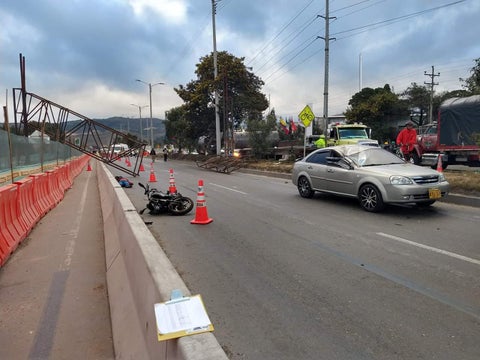 Se desplomó estructura sobre motociclista en vía Bogotá - Girardot