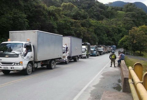 Caravana escoltada por militares hacia Yopal