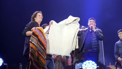 Nairo Quintana le regaló a Carlos Vives, la ruana que su mamá le dio para soportar el frío de Europa.