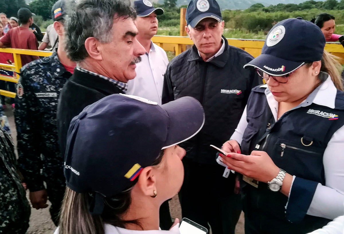 Carlos Pino (a la izquierda), ciudadano venezolano expulsado de Colombia
