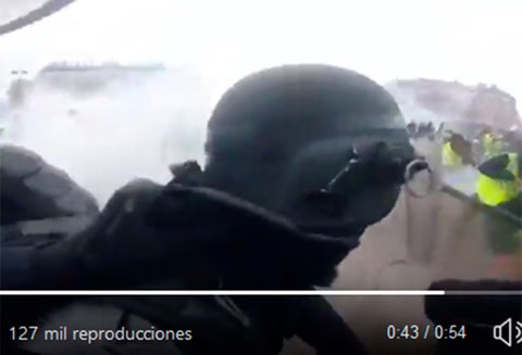El policía en París frente a los denominados "chalecos amarillos"