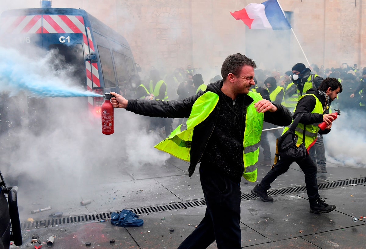 Los chalecos amarillos protestando en París (Francia)