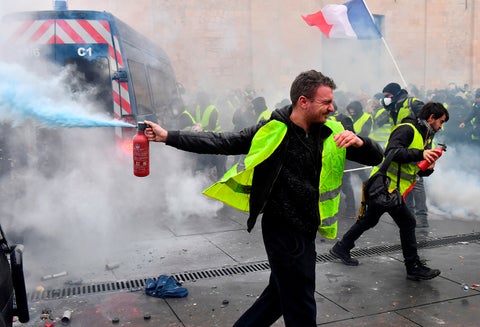 Los chalecos amarillos protestando en París (Francia)