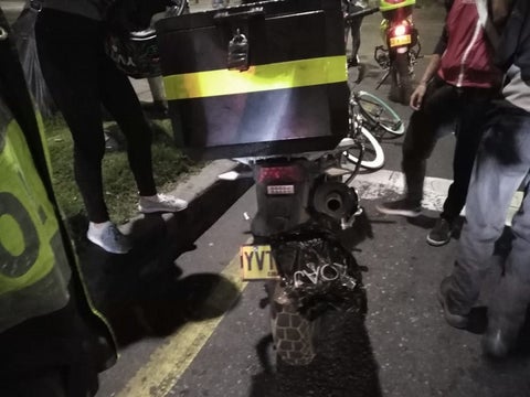 Con bolsa ocultaba la placa de su motocicleta