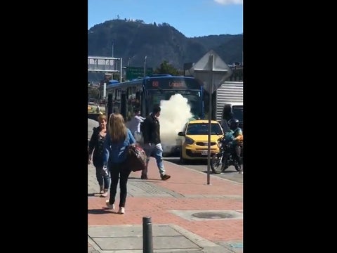 Conductor del Sitp y taxista se confrontan