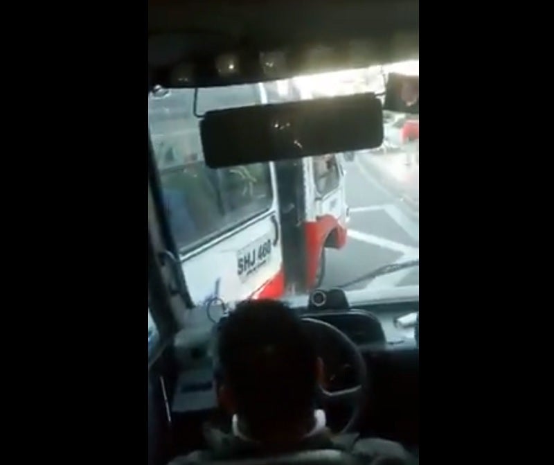 Conductores de transporte público casi se pelean en la vía