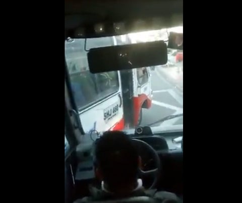Conductores de transporte público casi se pelean en la vía