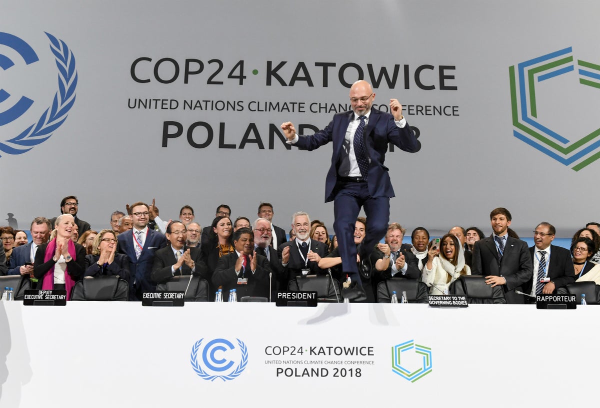 El presidente de la COP24, el polaco Michal Kurtyka, al término del Acuerdo de París, en Katowice (Polonia)