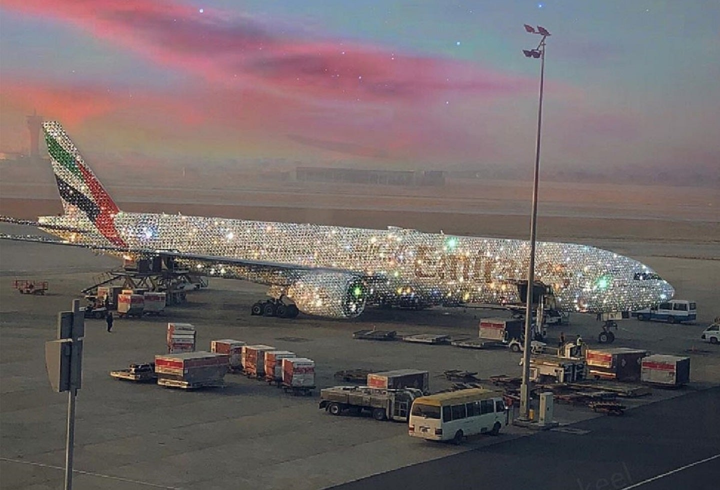 Avión de Emirates Arabes forrado en diamantes