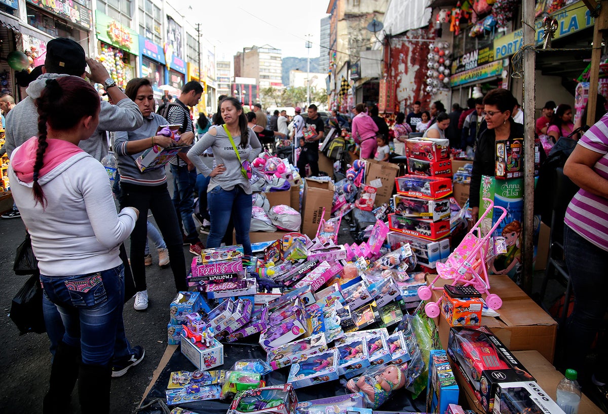 Colombianos durante sus compras navideñas en el centro de Bogotá