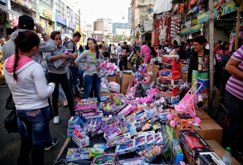 Colombianos durante sus compras navideñas en el centro de Bogotá