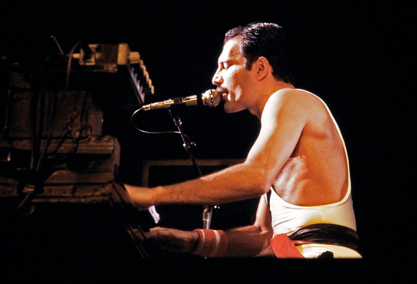 Freddie Mercury durante un concierto con Queen, el 18 de septiembre de 1984 en el Estadio Palais Omnisports de Paris-Bercy, en París (Francia)