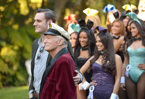 Hugh Hefner y Cooper Hefner en una fiesta de Playboy