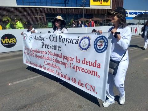 Médicos, especialistas, trabajadores y enfermeras piden que les paguen sus salarios.