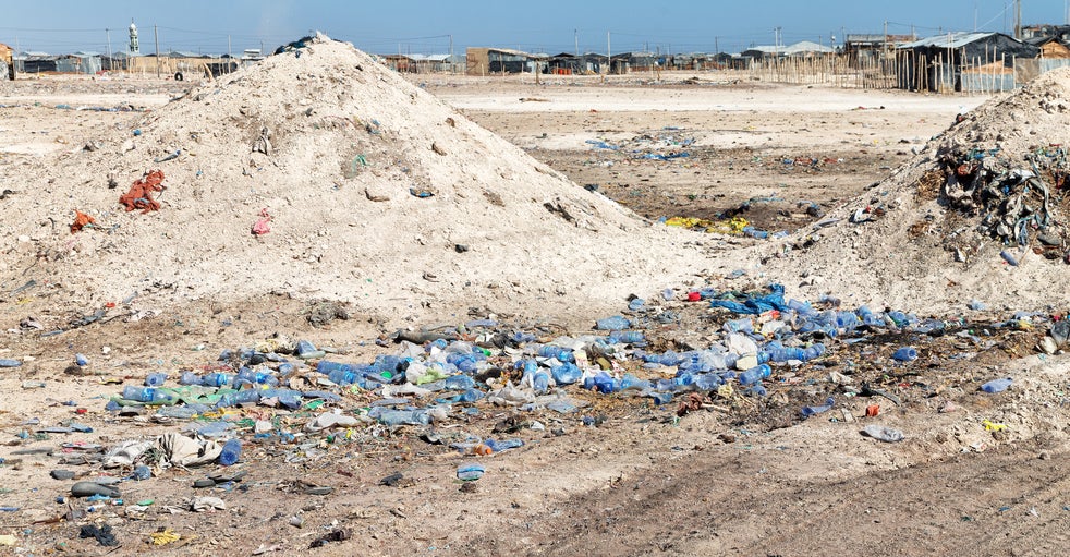 Zona de desechos con envases plásticos presentes
